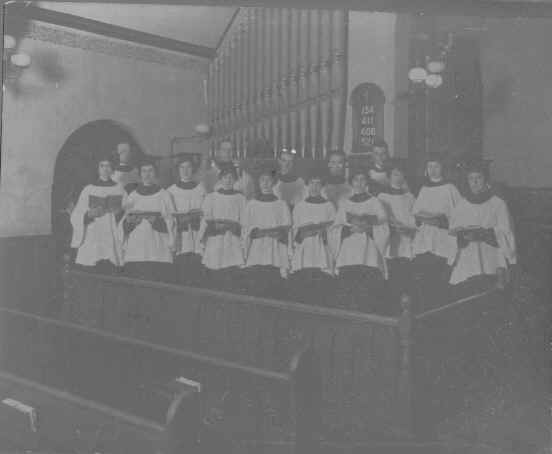 holy_trinity_choir_1915.jpg (345380 bytes)