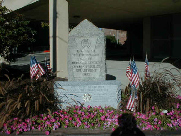 police_monument_2001.jpg (73934 bytes)